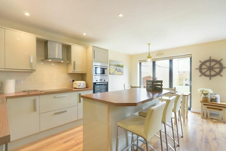 Fridge, dishwasher, cookware/dishes/utensils