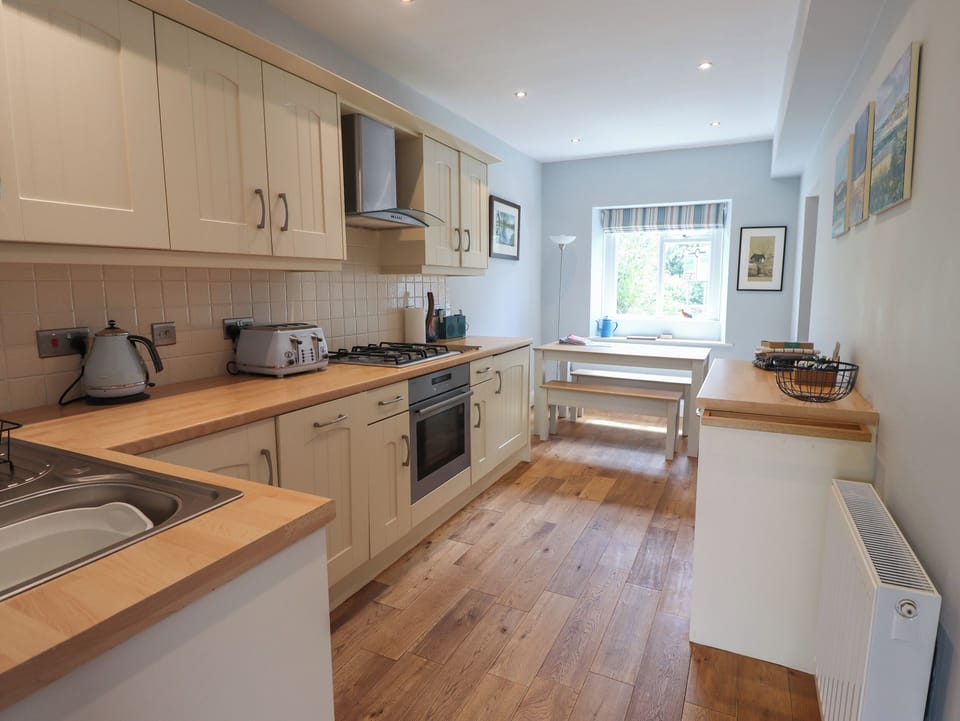 Cottage | Private kitchen | Fridge, dishwasher, cookware/dishes/utensils