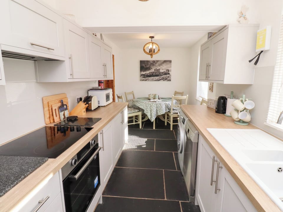 Cottage | Private kitchen | Fridge, cookware/dishes/utensils