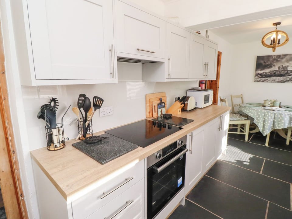 Cottage | Private kitchen | Fridge, cookware/dishes/utensils