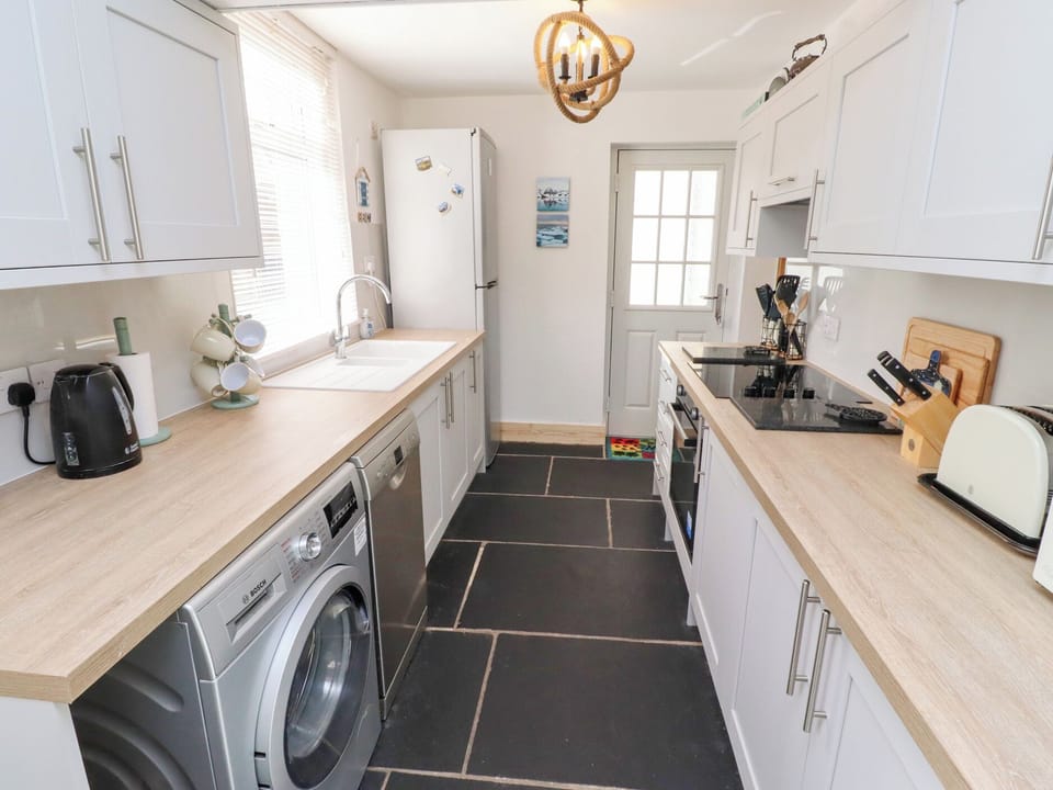 Cottage | Private kitchen | Fridge, cookware/dishes/utensils