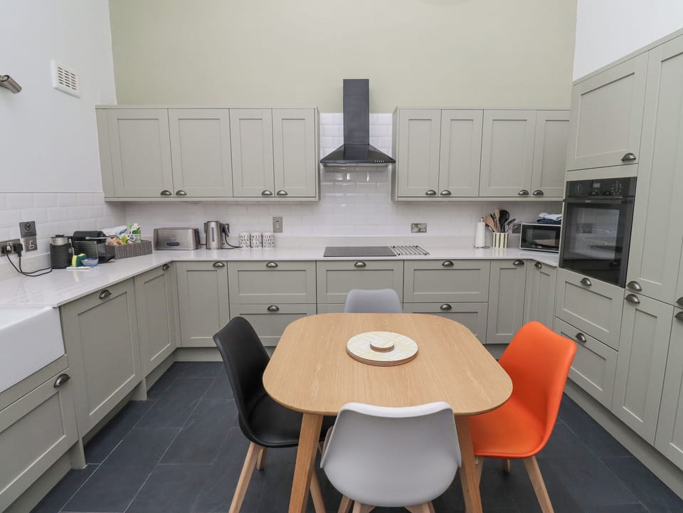 Fridge, dishwasher, cookware/dishes/utensils