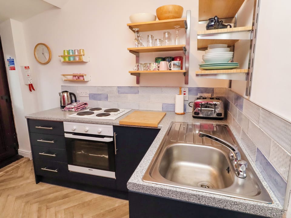 Cottage | Private kitchen | Fridge, cookware/dishes/utensils