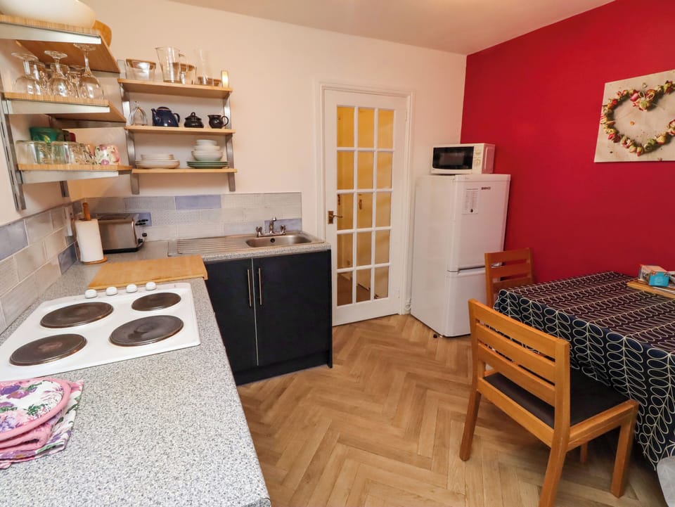 Cottage | Private kitchen | Fridge, cookware/dishes/utensils