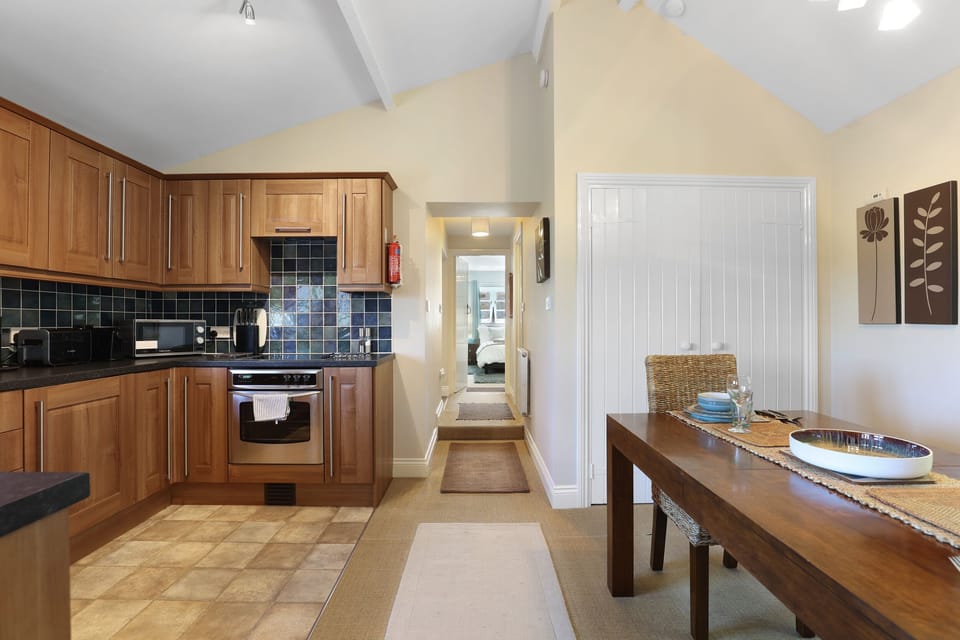 Cottage | Private kitchen | Fridge, dishwasher, cookware/dishes/utensils