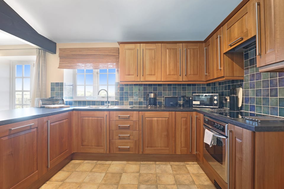 Cottage | Private kitchen | Fridge, dishwasher, cookware/dishes/utensils