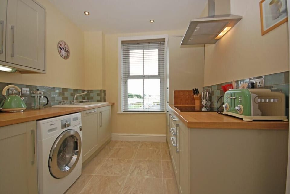 Fridge, dishwasher, cookware/dishes/utensils