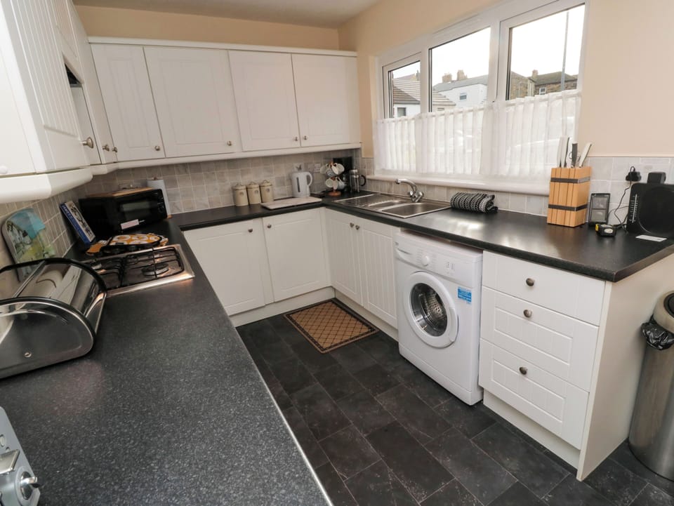 Cottage | Private kitchen | Fridge, cookware/dishes/utensils
