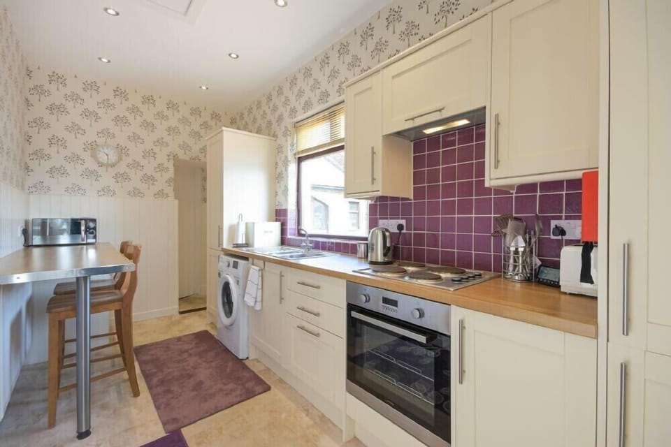 Fridge, cookware/dishes/utensils