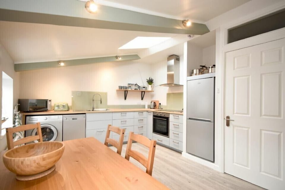 Fridge, dishwasher, cookware/dishes/utensils