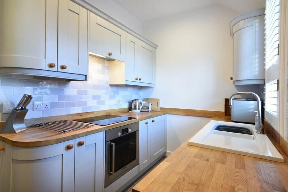 Fridge, dishwasher, cookware/dishes/utensils