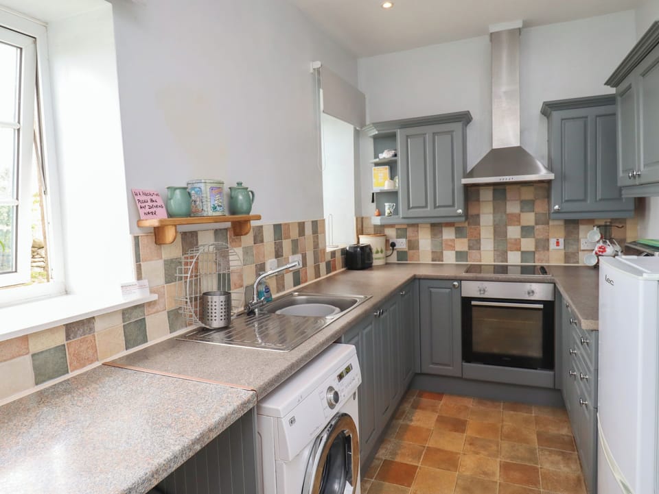 Cottage | Private kitchen | Fridge, cookware/dishes/utensils