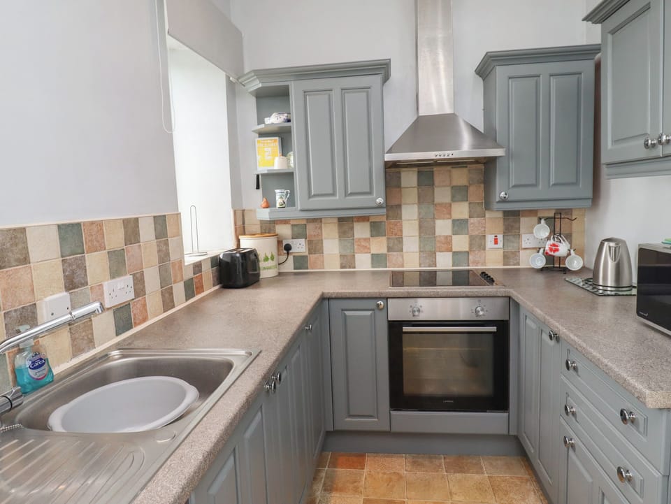 Cottage | Private kitchen | Fridge, cookware/dishes/utensils