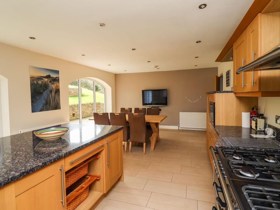 Cottage | Private kitchen | Fridge, dishwasher, cookware/dishes/utensils