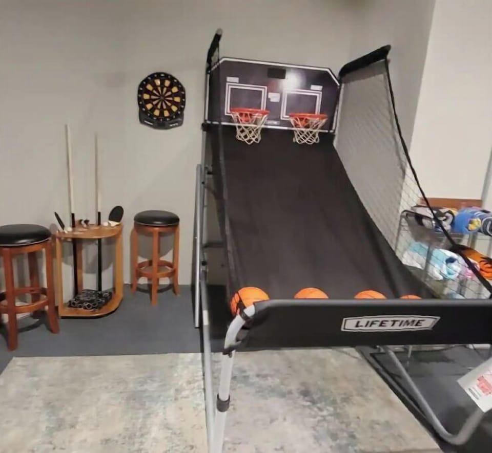 Game room.table,sectional,TV, hot tub, pool table/table tennis, darts, bsktball