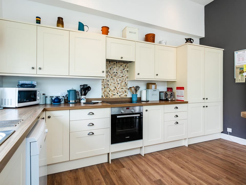 Cottage | Private kitchen | Fridge, dishwasher, cookware/dishes/utensils