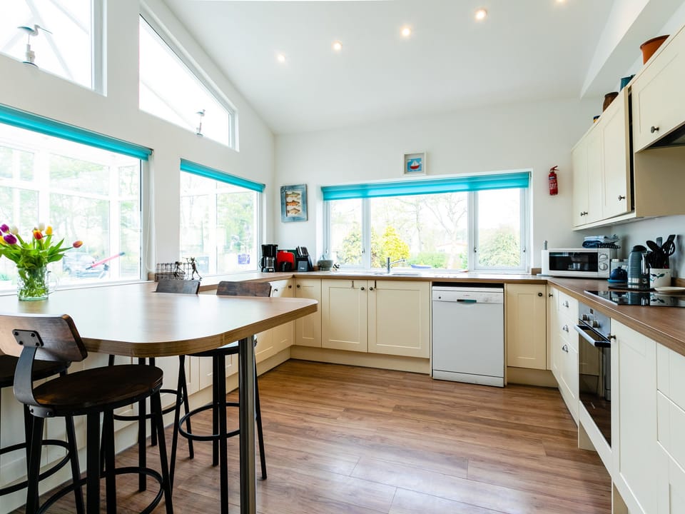 Cottage | Private kitchen | Fridge, dishwasher, cookware/dishes/utensils