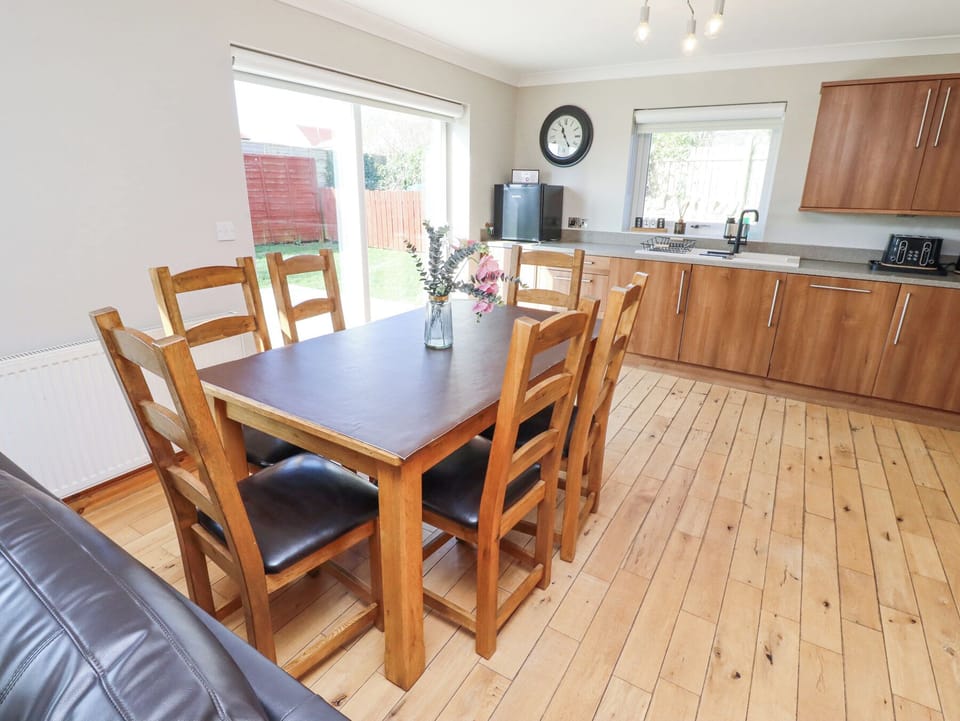Cottage | Dining
