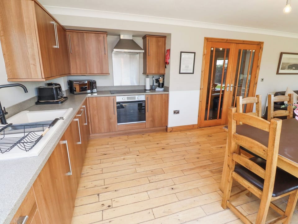 Cottage | Private kitchen | Fridge, dishwasher, cookware/dishes/utensils