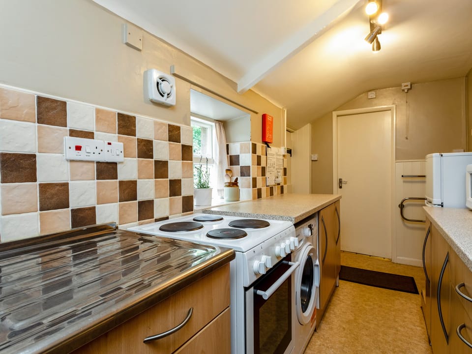 Cottage | Private kitchen | Fridge, cookware/dishes/utensils