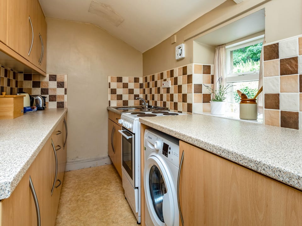 Cottage | Private kitchen | Fridge, cookware/dishes/utensils