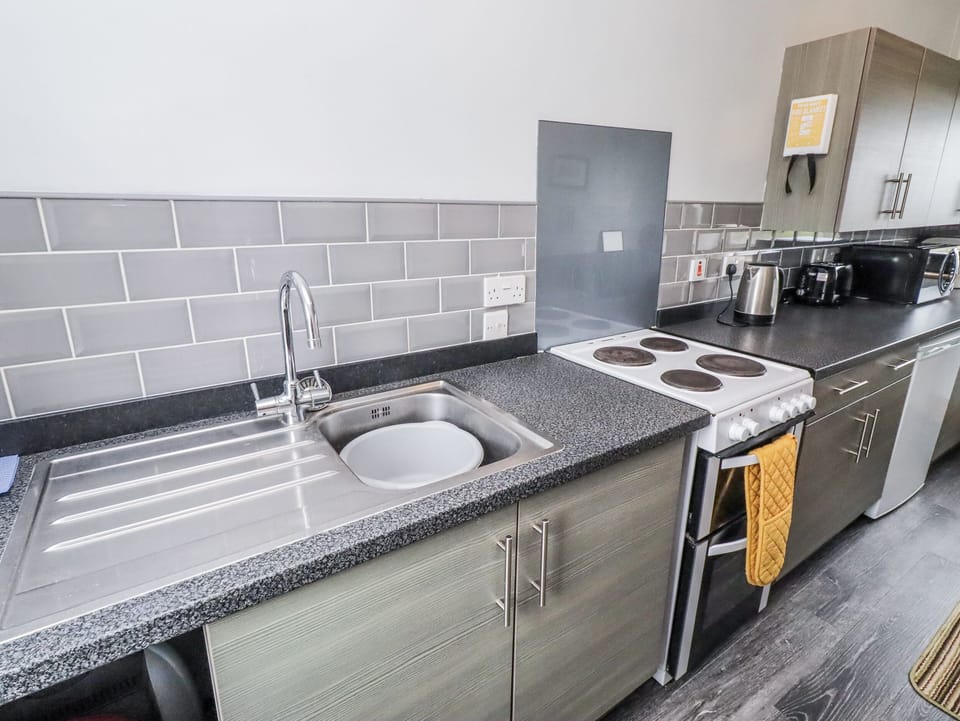 Cottage | Private kitchen | Fridge, cookware/dishes/utensils