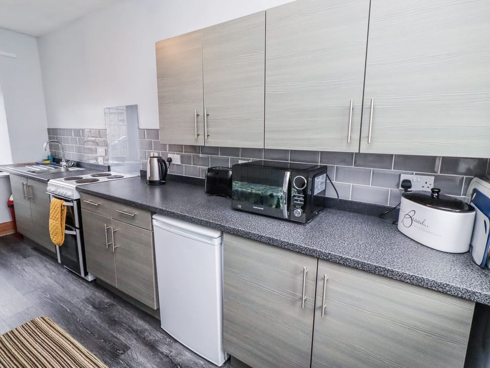 Cottage | Private kitchen | Fridge, cookware/dishes/utensils