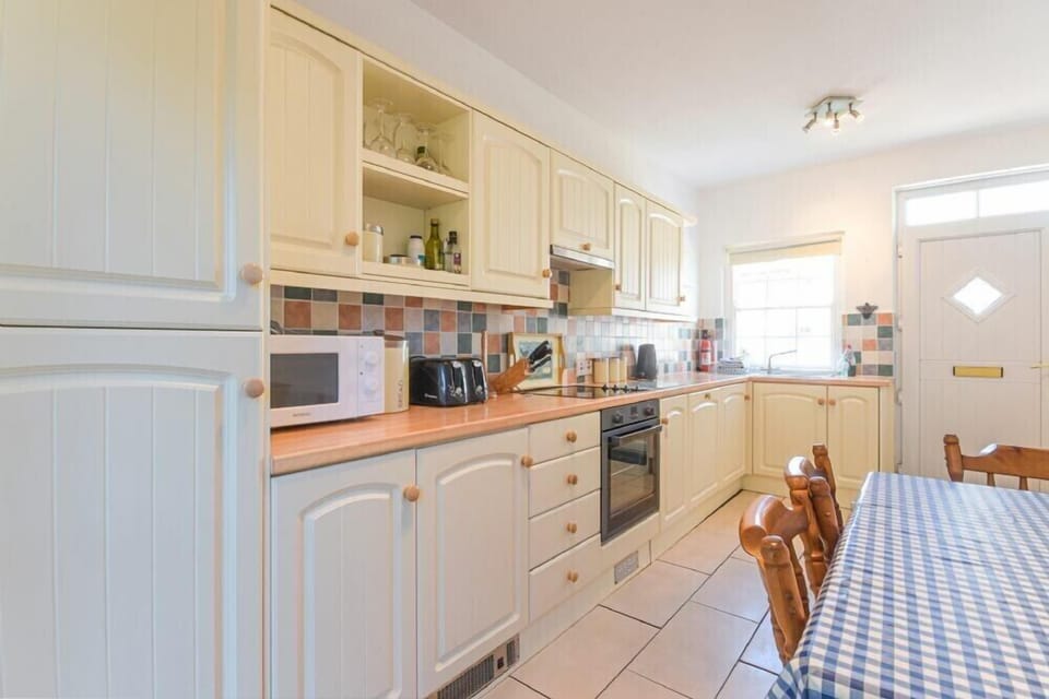 Fridge, dishwasher, cookware/dishes/utensils