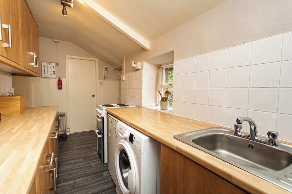 Cottage | Private kitchen | Fridge, cookware/dishes/utensils