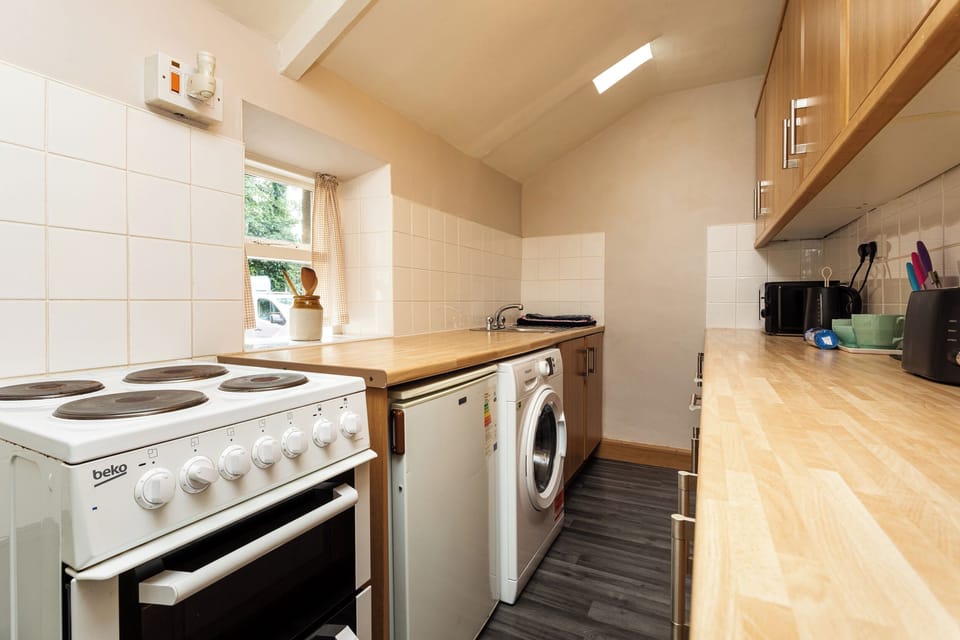 Cottage | Private kitchen | Fridge, cookware/dishes/utensils