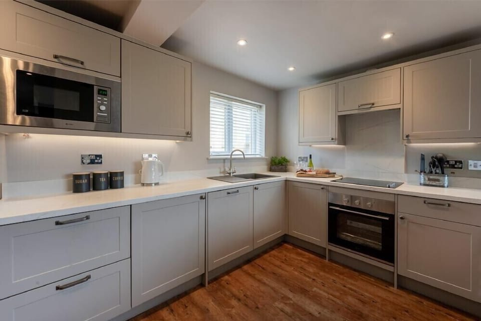 Fridge, dishwasher, cookware/dishes/utensils