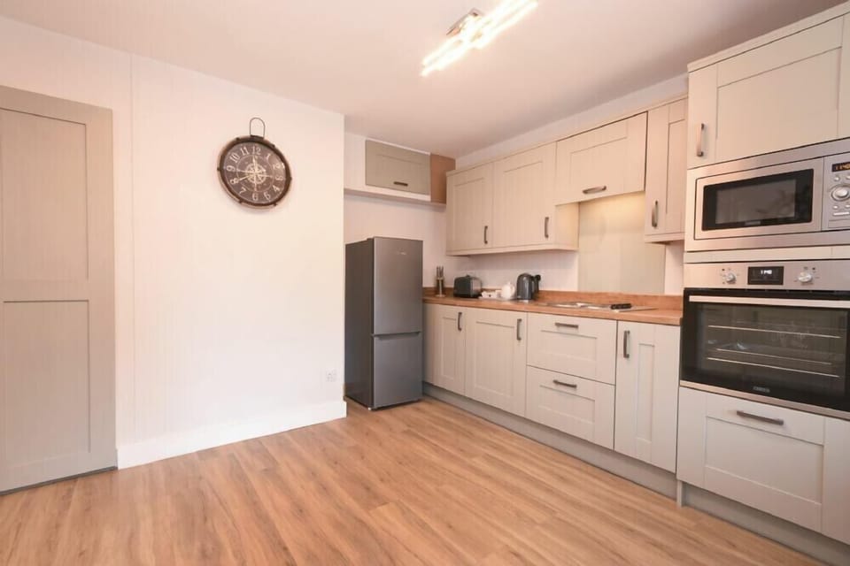Fridge, dishwasher, cookware/dishes/utensils