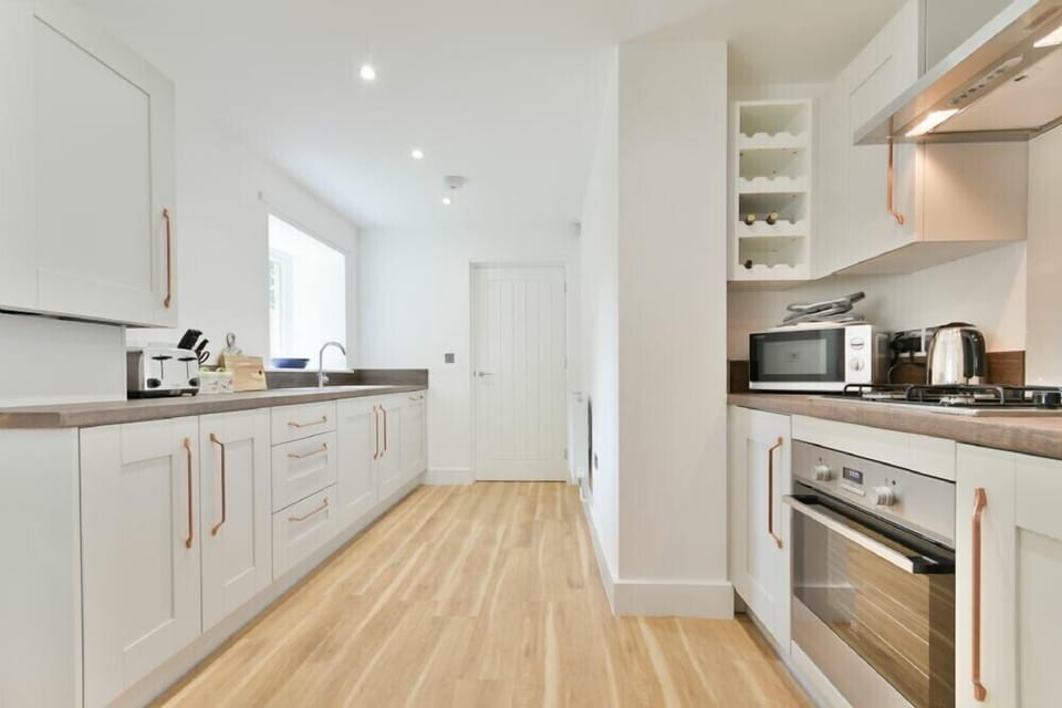 Fridge, dishwasher, cookware/dishes/utensils