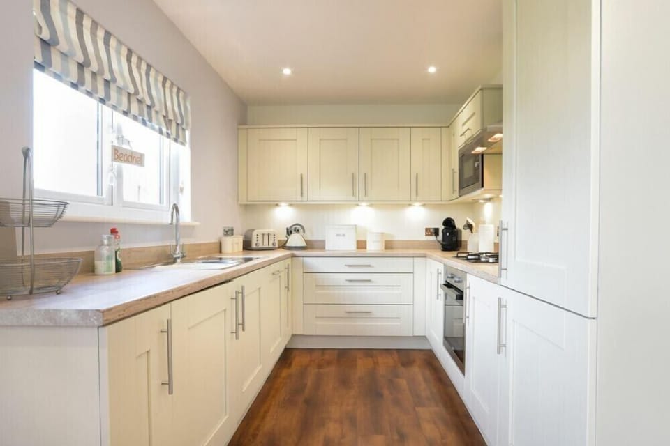 Dishwasher, cookware/dishes/utensils