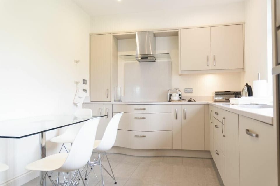 Fridge, dishwasher, cookware/dishes/utensils