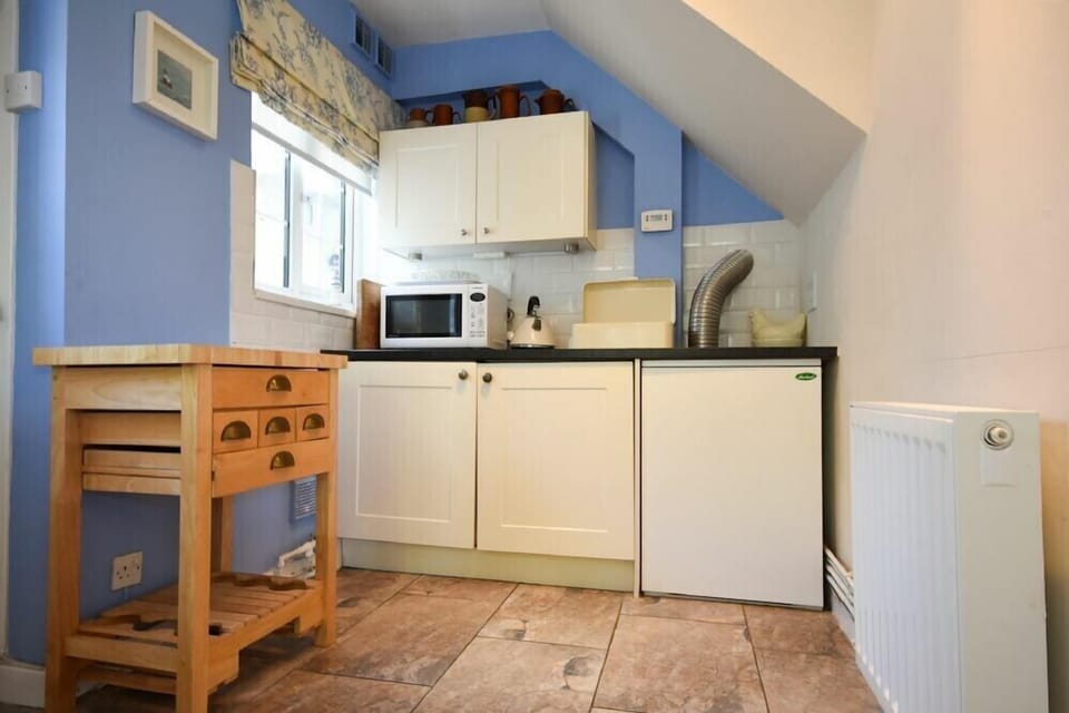 Fridge, dishwasher, cookware/dishes/utensils