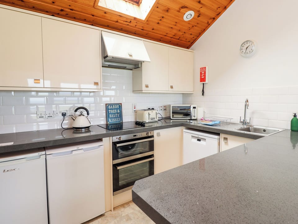 Cottage | Private kitchen | Fridge, dishwasher, cookware/dishes/utensils