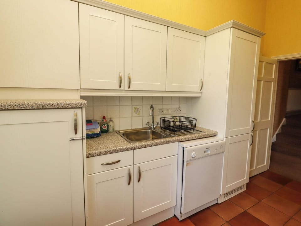 Cottage | Private kitchen | Fridge, dishwasher, cookware/dishes/utensils
