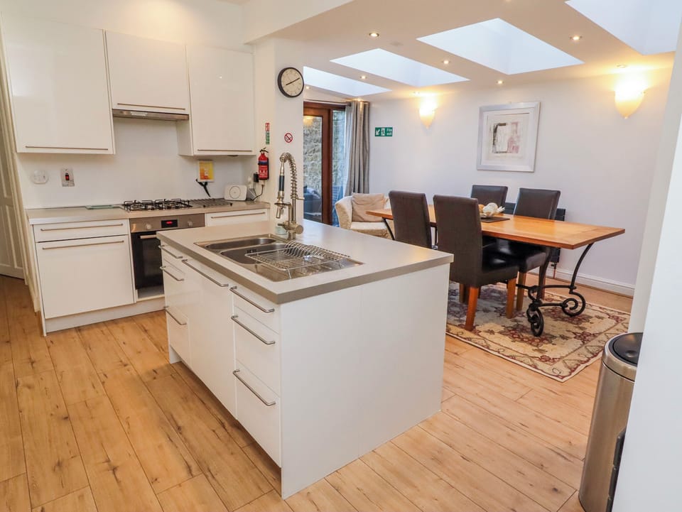 Cottage | Private kitchen | Fridge, dishwasher, cookware/dishes/utensils