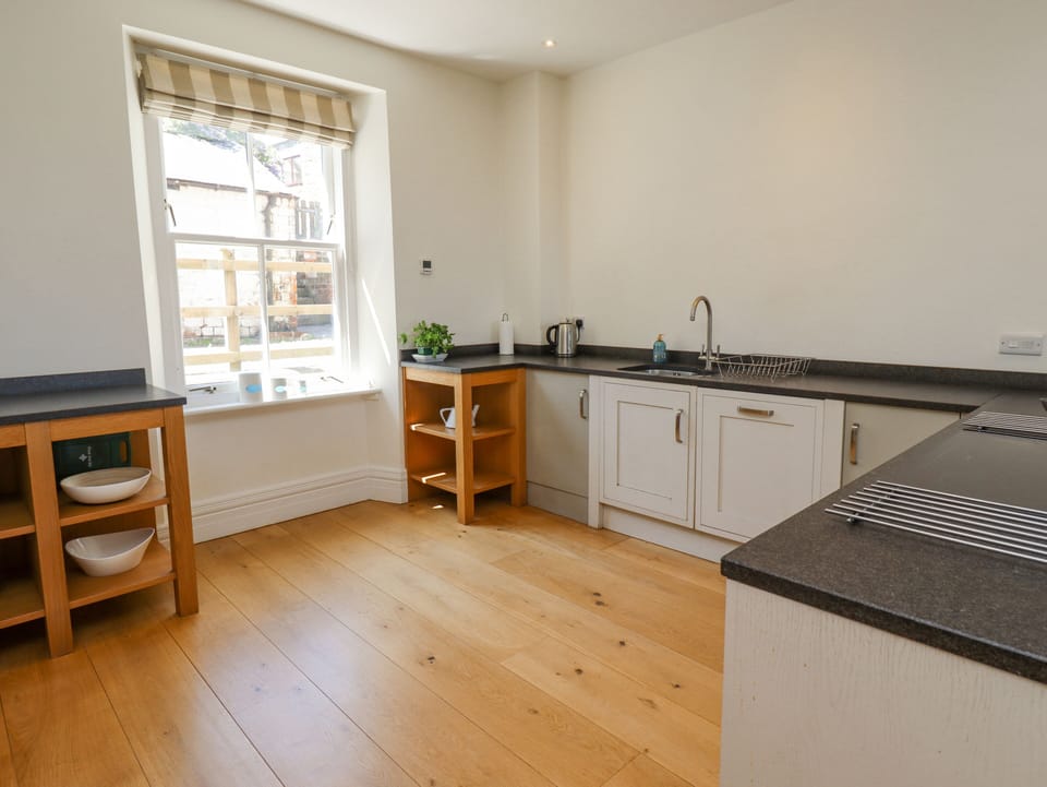 Cottage | Private kitchen | Fridge, dishwasher, electric kettle, toaster