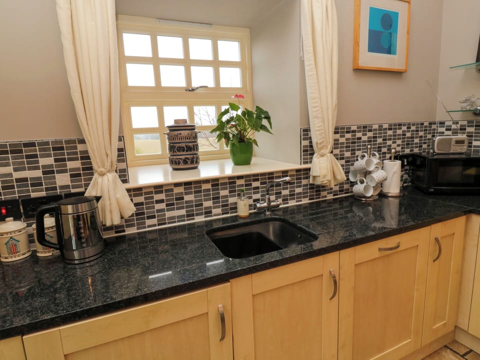 Cottage | Private kitchen | Fridge, dishwasher, cookware/dishes/utensils