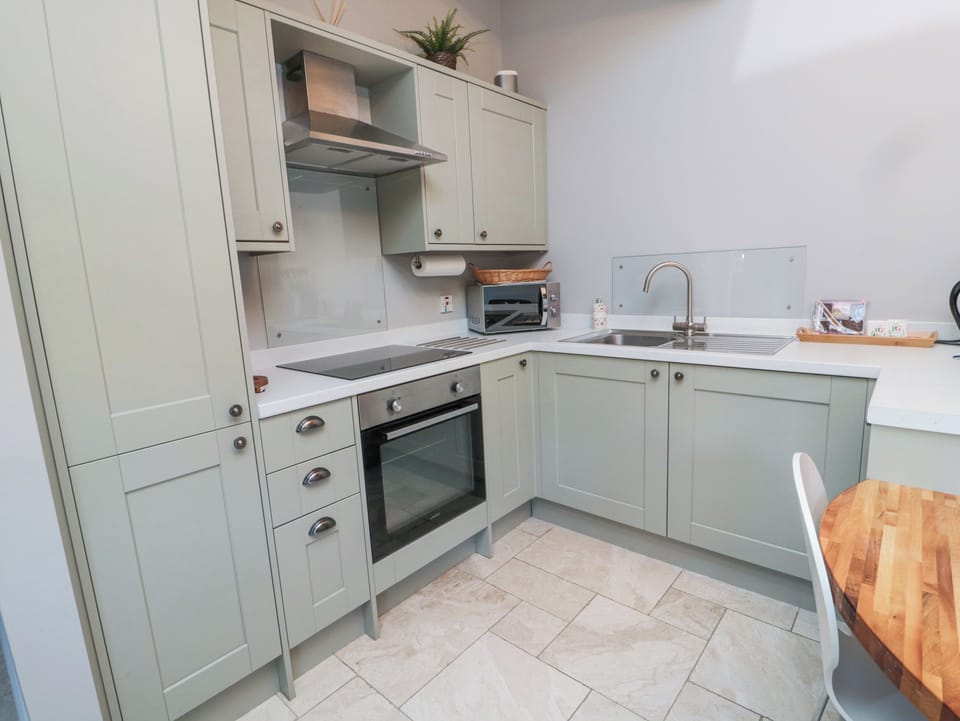 Cottage | Private kitchen | Fridge, dishwasher, cookware/dishes/utensils