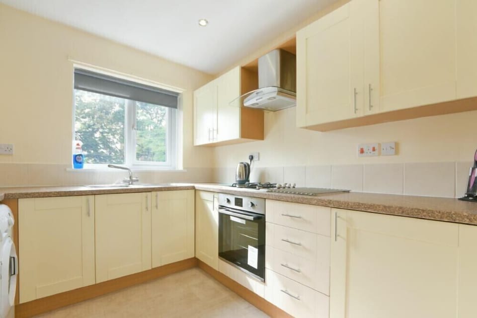 Fridge, cookware/dishes/utensils
