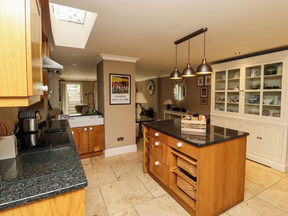 Fridge, dishwasher, cookware/dishes/utensils