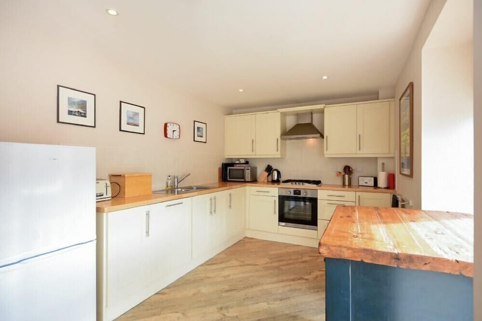 Fridge, dishwasher, cookware/dishes/utensils