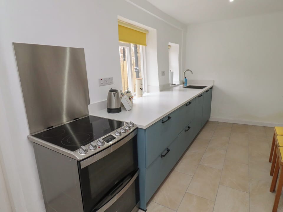 Fridge, dishwasher, cookware/dishes/utensils