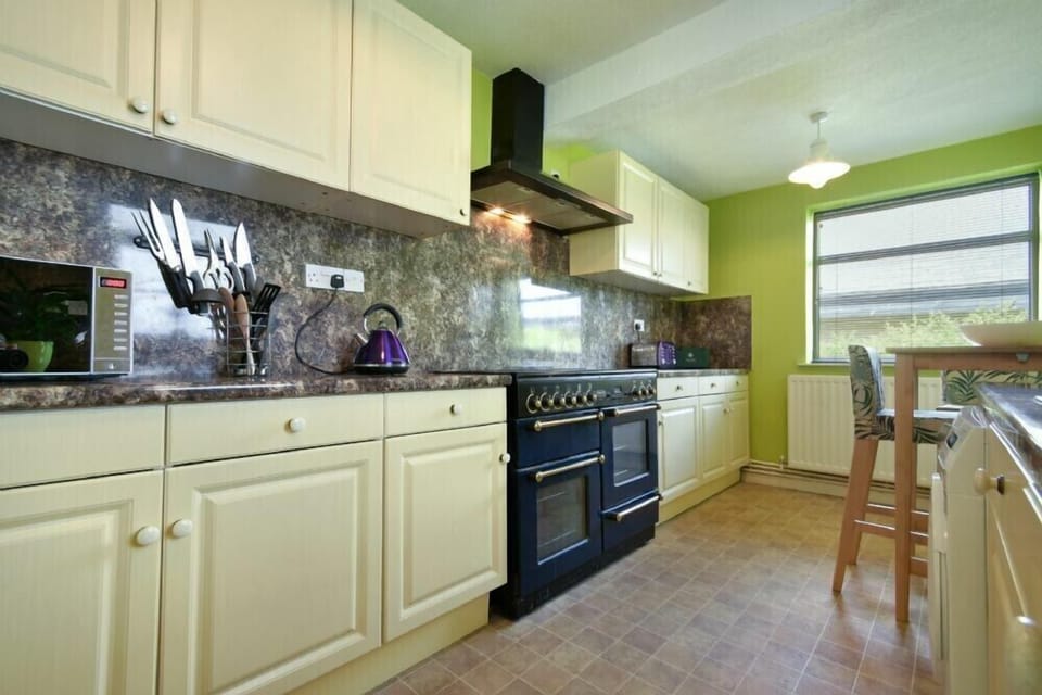 Fridge, dishwasher, cookware/dishes/utensils