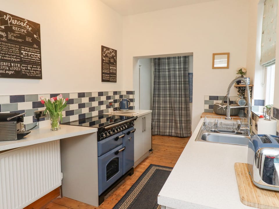 Cottage | Private kitchen | Fridge, dishwasher, cookware/dishes/utensils