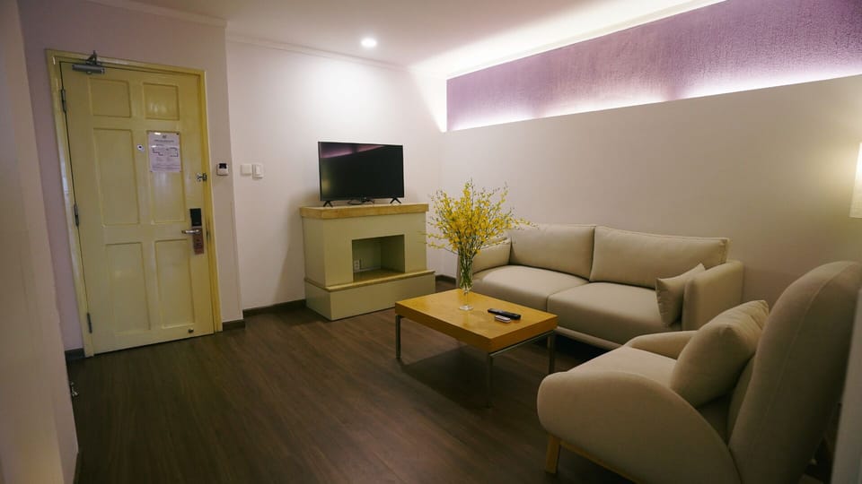 Premium Suite | Minibar, in-room safe, desk, blackout drapes
