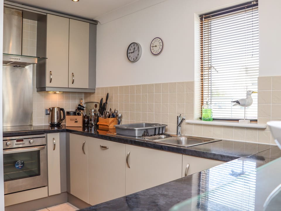 Cottage | Private kitchen | Fridge, dishwasher, cookware/dishes/utensils